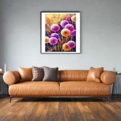 Paars oranje dichte paardenbloemen als sfeerimpressie aan de muur