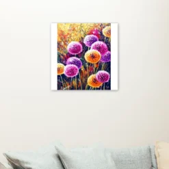 Paars oranje dichte paardenbloemen als sfeerimpressie aan de muur