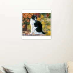 Zwart witte kat in de tuin als sfeerimpressie aan de muur