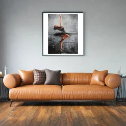 Ballet meisje in het zwart als sfeerimpressie aan de muur
