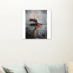 Ballet meisje in het zwart als sfeerimpressie aan de muur