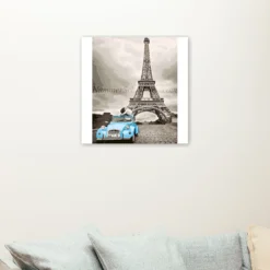 Blauwe auto naast de Eiffeltoren als sfeerimpressie aan de muur