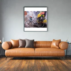 Fiets met bloemen als sfeerimpressie aan de muur