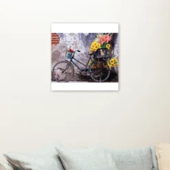 Fiets met bloemen als sfeerimpressie aan de muur