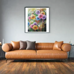 Gekleurde bloemen buiten als sfeerimpressie aan de muur