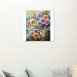 Gekleurde bloemen buiten als sfeerimpressie aan de muur