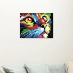 Kleurrijke katje als sfeerimpressie aan de muur