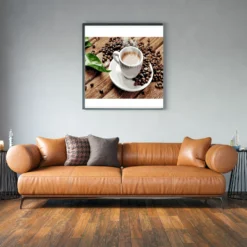 Verse koffie en bonen als sfeerimpressie aan de muur