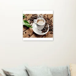 Verse koffie en bonen als sfeerimpressie aan de muur