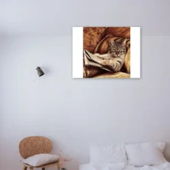 Lezende kat als sfeerimpressie aan de muur
