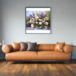 Witte lila bloemen als sfeerimpressie aan de muur