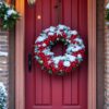 Kerstkrans aan de warme voordeur