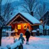 Winterse zonsondergang boven besneeuwde bergen