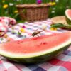 Wespje vliegt door de tuin