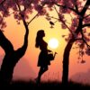 Vrouwelijk silhouet, bloeiende kersenboom