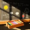 Schoolbord met kleurrijke krijtjes