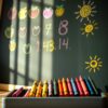 Schoolbord met vrolijke schoolkrijtjes