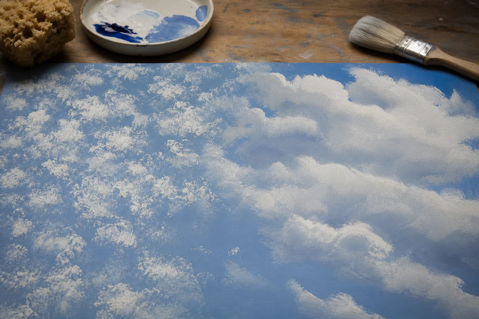 Atelierproef met sponsafdrukken die door penseelovergangen tot één wolkenmassa worden verbonden