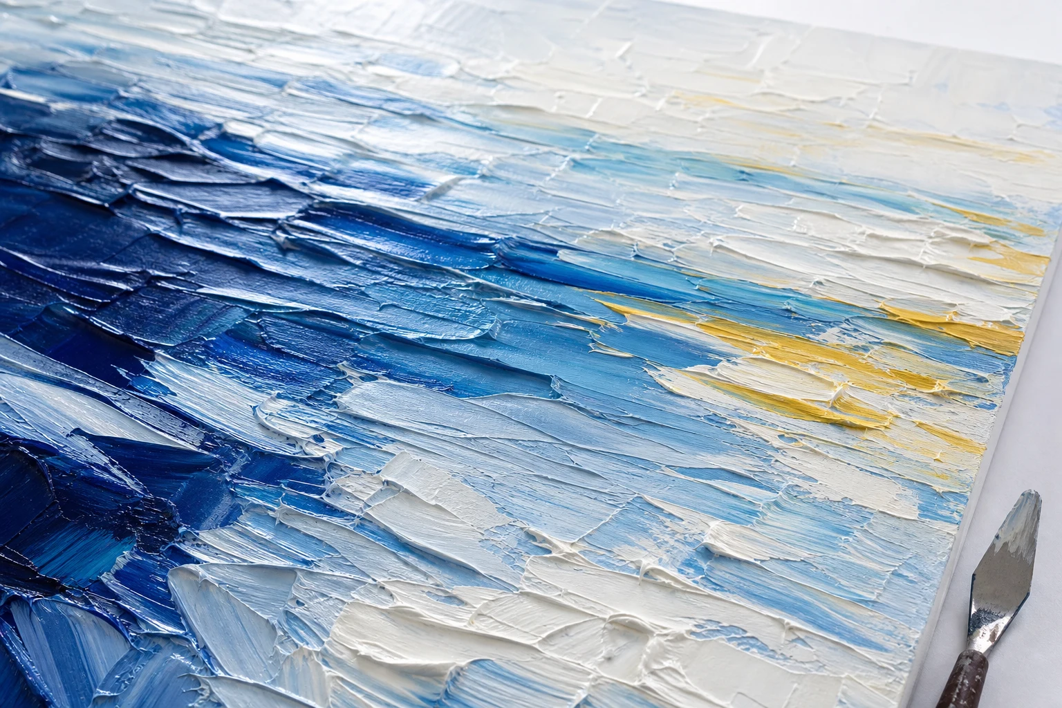 Close-up van blauwe witte en gele impastoverf met duidelijke paletmesranden die zijlicht vangen