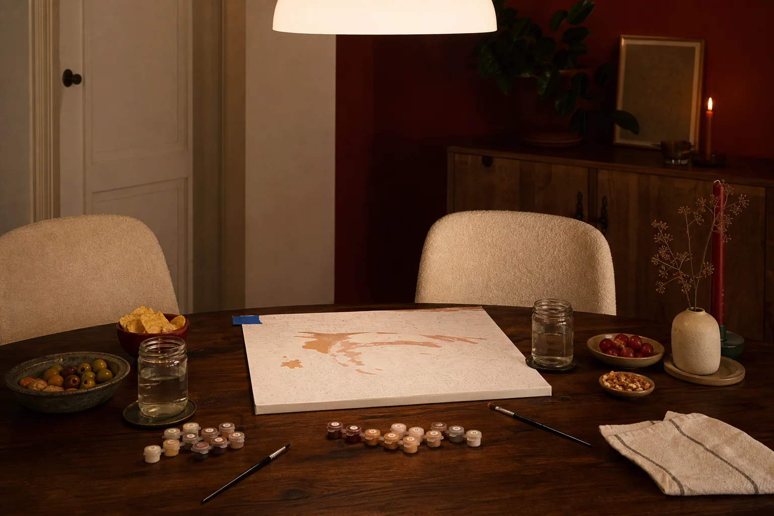 Rustig ingerichte schildertafel met twee plaatsen en snacks op afstand van de verf