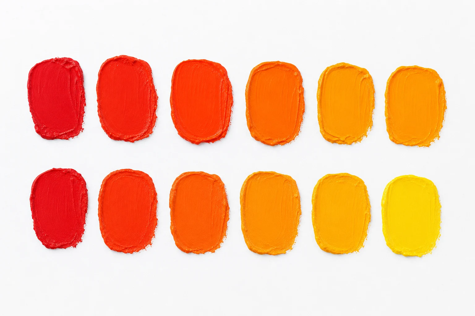 Pigmentstaat op wit papier waarop primair rood en geel via oranje naar secundair oranje verlopen