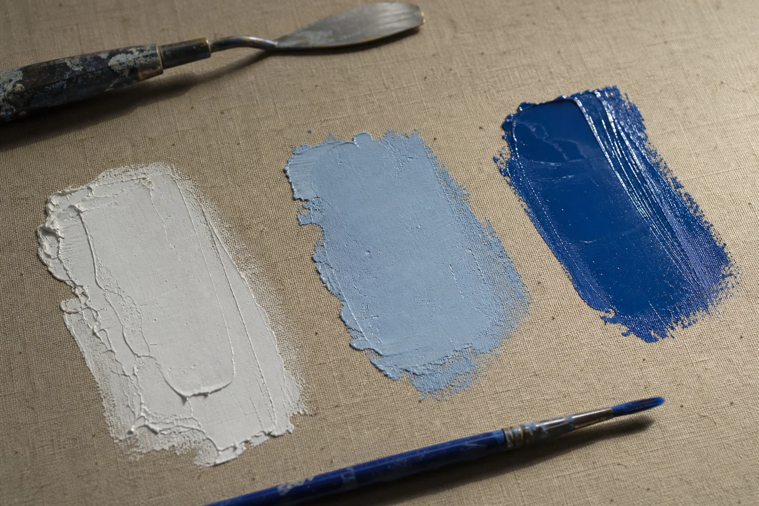 Acrylverfproeven met verschillende laagdiktes in zacht zijlicht