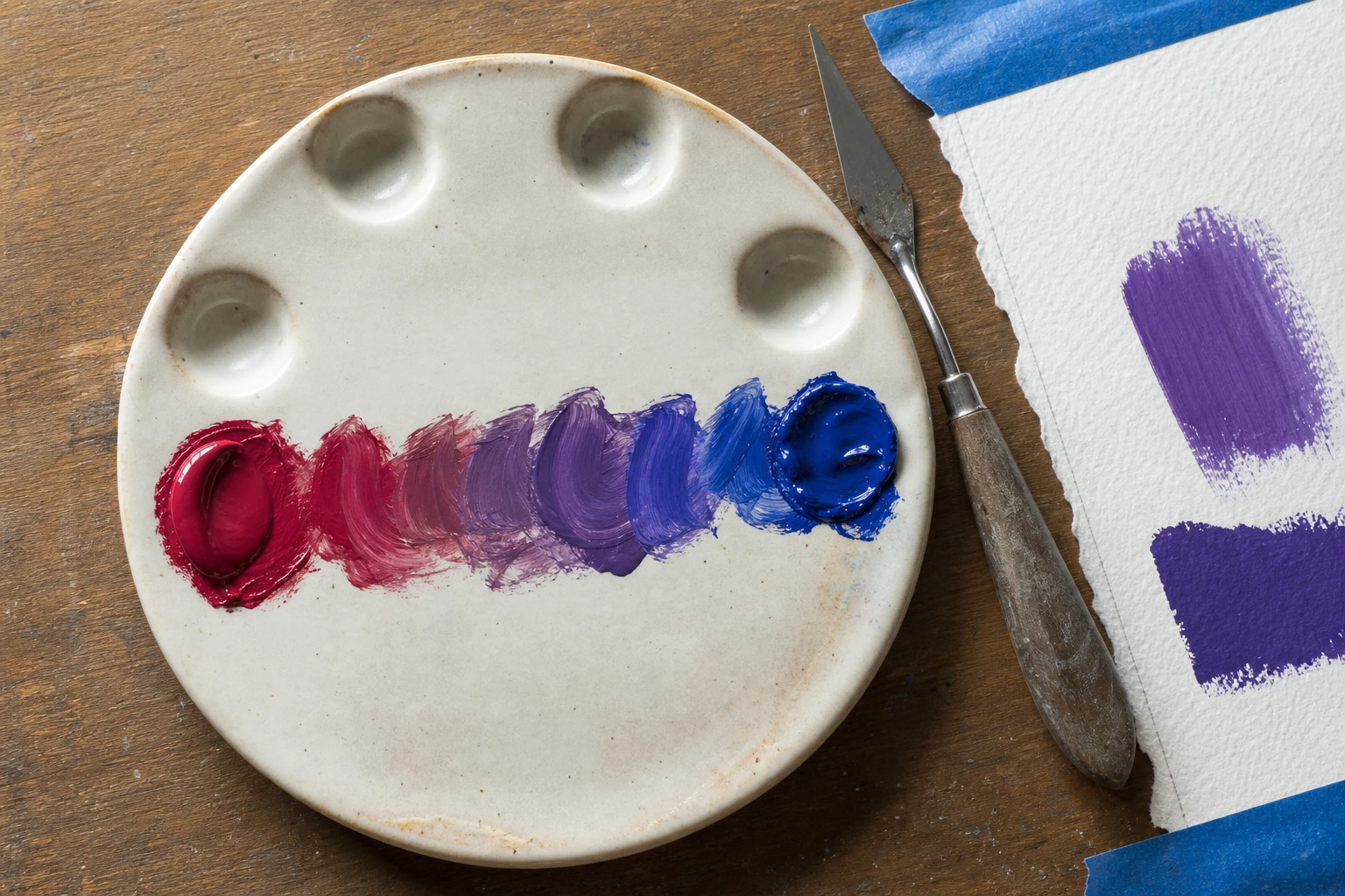 Zes paarse acrylverfmengsels van roodpaars tot blauwpaars op een matte mengstrook