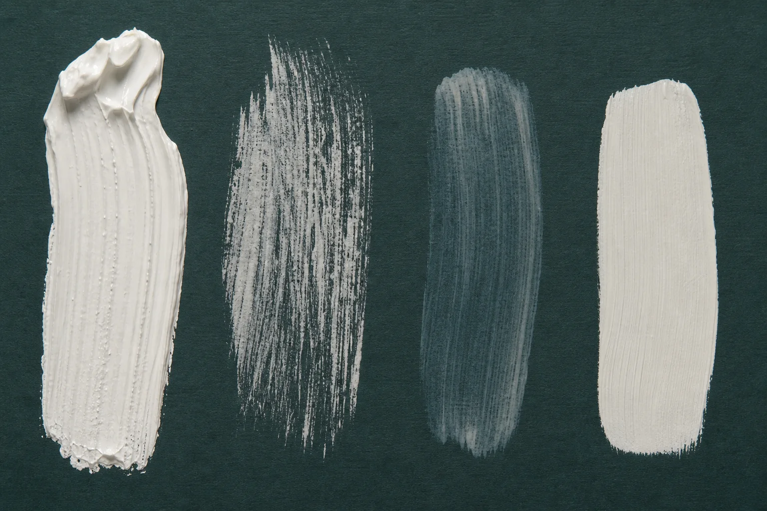 Vier penseelstreken met te dikke te droge te dunne en egale acrylverf