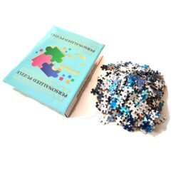 Puzzeldoos met daarnaast een stapel losse puzzelstukjes