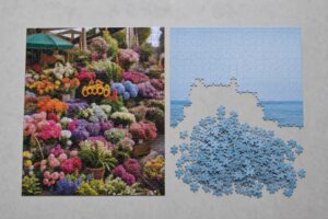 Twee puzzels naast elkaar: links een drukke bloemenmarkt bijna af, rechts een zeefoto met een berg identieke blauwe stukjes
