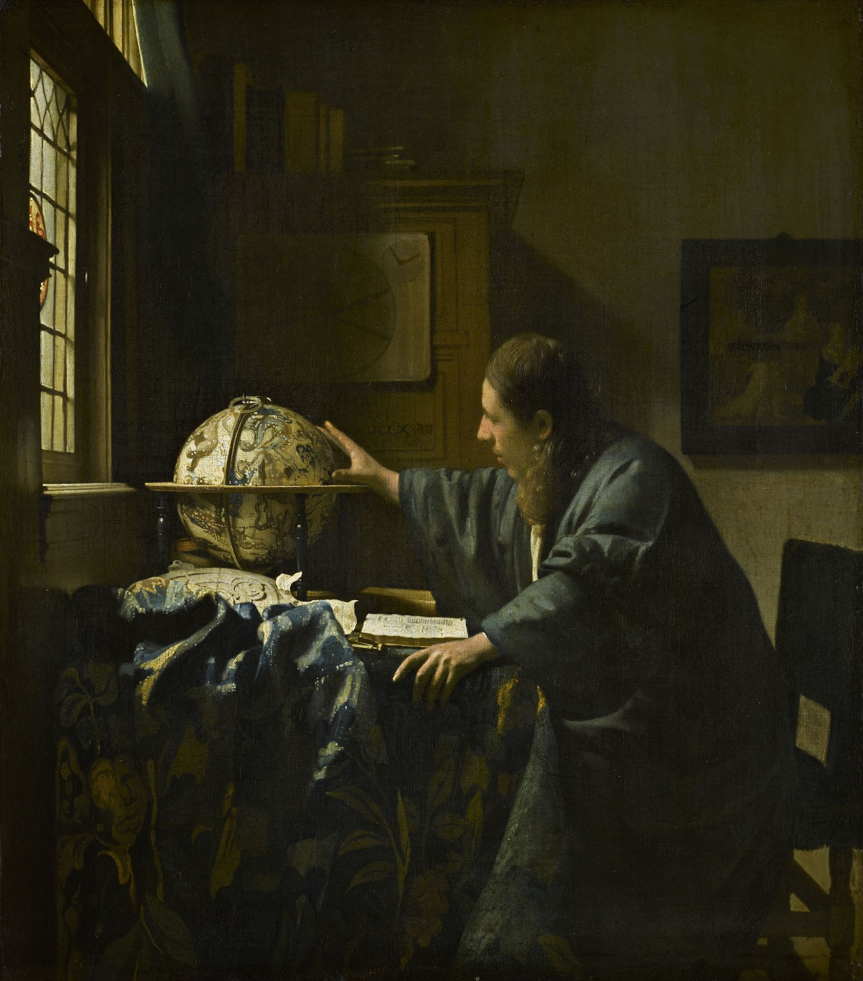 De astronoom van Johannes Vermeer: een geleerde in een blauwe kamerjas raakt bij het raam een hemelglobe aan