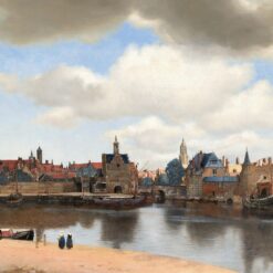 Gezicht op Delft van Johannes Vermeer: de stad aan het water met daken, poorten en torens onder een grote wolkenlucht, met figuurtjes op de kade