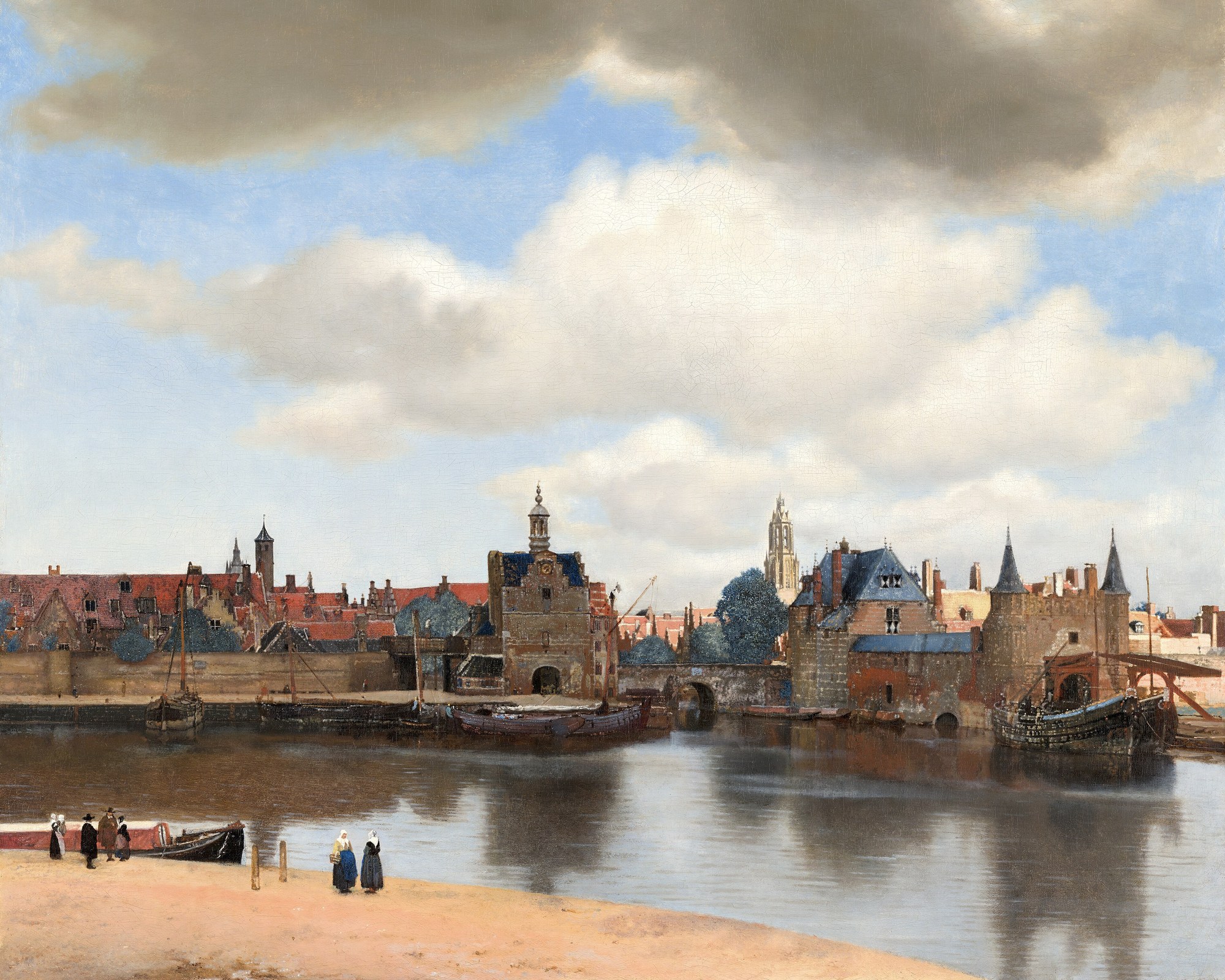 Gezicht op Delft van Johannes Vermeer: de stad aan het water met daken, poorten en torens onder een grote wolkenlucht, met figuurtjes op de kade